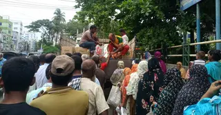 রাজশাহীতে স্বল্পমূল্যে টিসিবির পণ্য বিক্রি, ক্রেতাদের দীর্ঘ লাইন